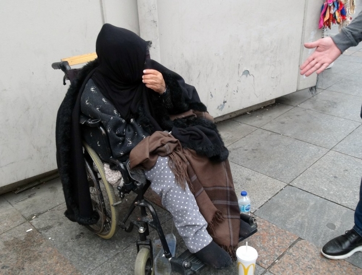 Beyoğlu Zabıtası Taksim’de Dilencilere Ve Seyyar Satıcılara Göz Açtırmıyor