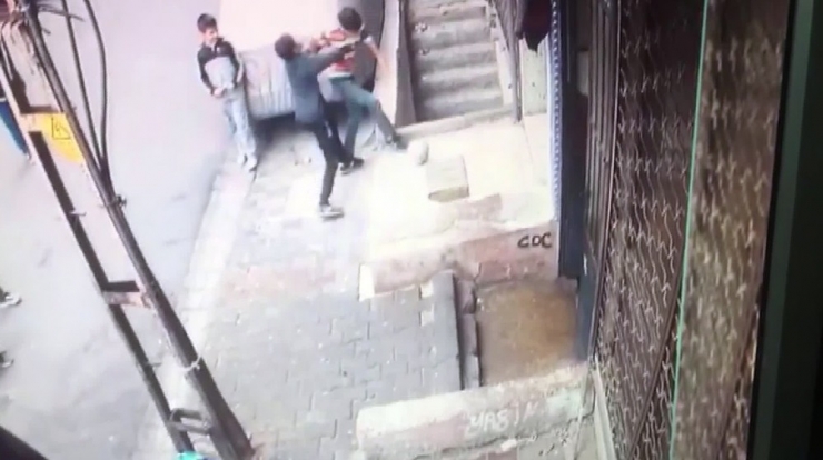 Oyun Oynayan Çocuğun Merdiven Boşluğuna Düştüğü Anlar Kamerada