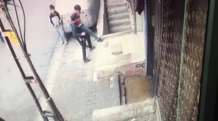 Oyun Oynayan Çocuğun Merdiven Boşluğuna Düştüğü Anlar Kamerada