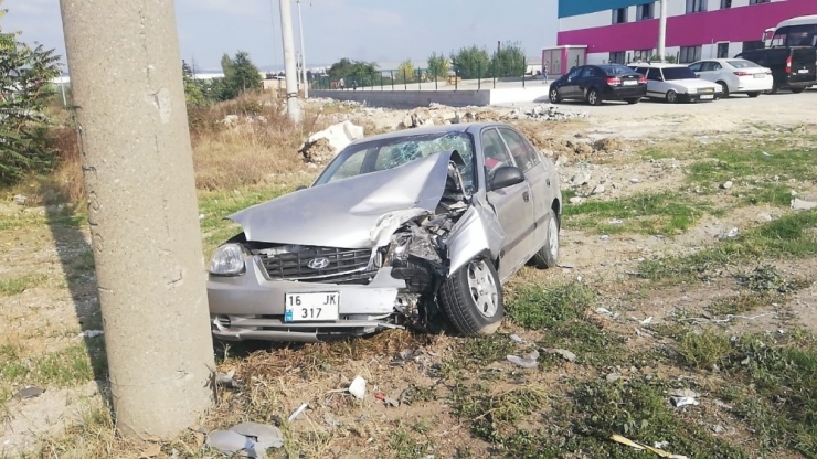 Otomobil Elektrik Direğine Çarptı: 1 Yaralı