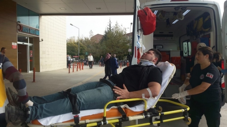 Otomobil Elektrik Direğine Çarptı: 1 Yaralı