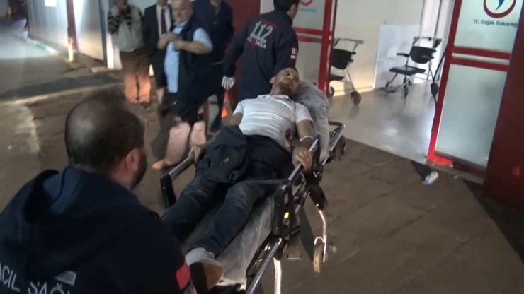 Arkadaşını Aramak İçin Parkta Oturan Genci Bıçakladı