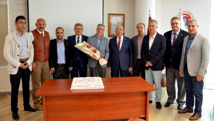 İlahiyat Fakültesi Öğretim Üyesi Prof. Dr. Hidayet Işık İçin Veda Töreni Düzenlendi