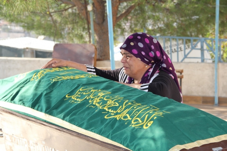 Bir Annenin En Zor Anı: Oğlunun Tabutu Başında Sinir Krizi Geçirdi