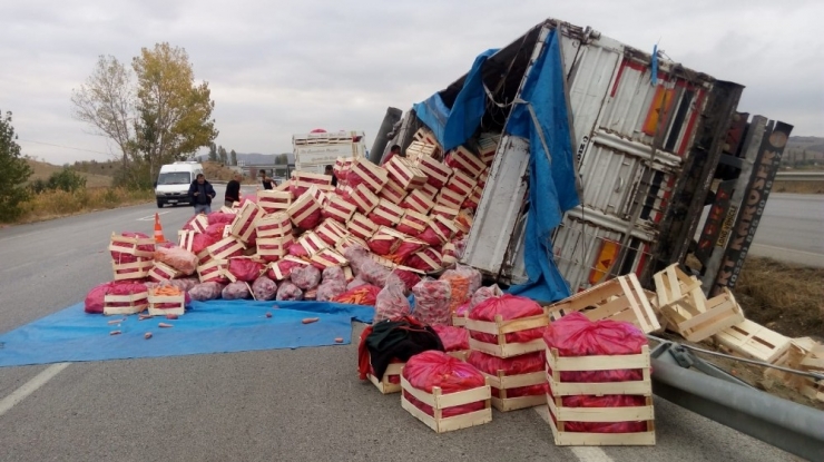 Sebze Yüklü Kamyon Orta Refüje Devrildi