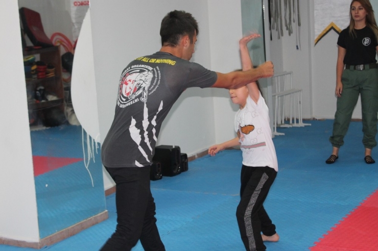 Diyarbakır’da Kadınlar İle Çocuklar, Kapkaç Ve Şiddete Karşı Krav Maga Öğreniyor