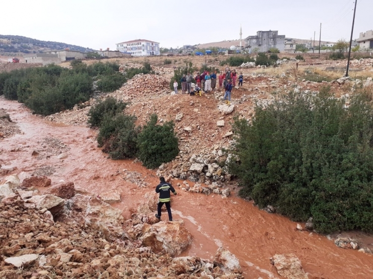 Derede Mahsur Kalan Yaşlı Kadını Ekipler Kurtardı