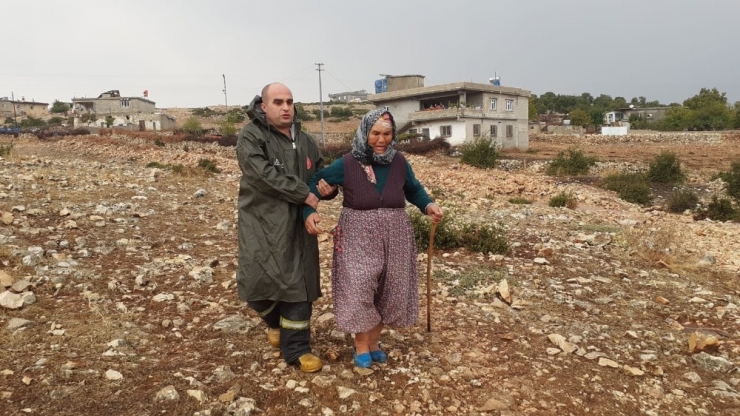 Derede Mahsur Kalan Yaşlı Kadını Ekipler Kurtardı