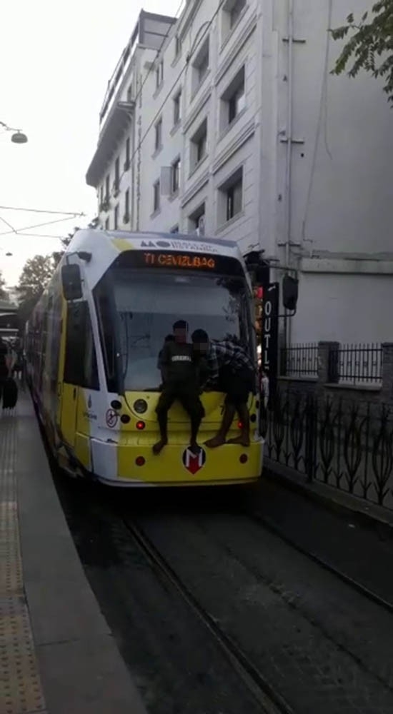 Tramvaya Asılan Çocukların Tehlikeli Yolculuğu Yürekleri Ağza Getirdi