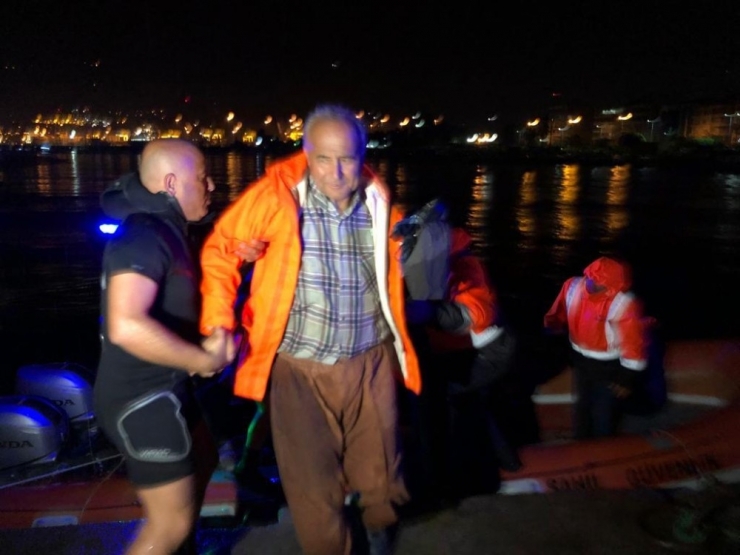 İskenderun Körfezinde Şiddetli Yağmur Ve Fırtına Balıkçıları Canından Ediyordu