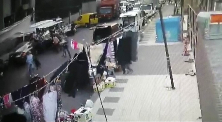 Fren Yerine Gaza Basan Sürücü Otomobiliyle Pazara Böyle Daldı