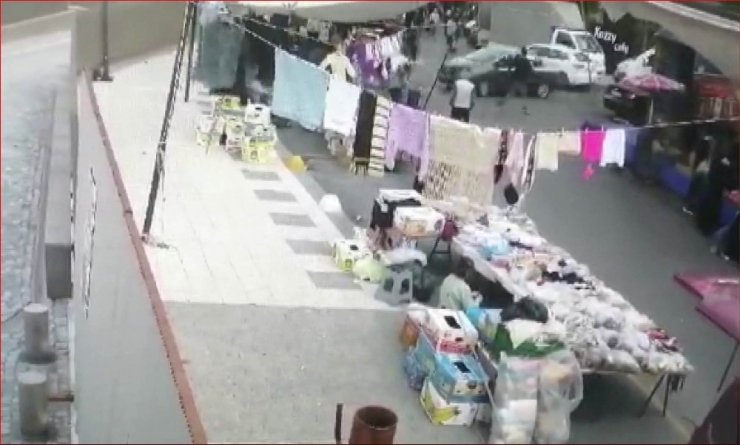 Fren Yerine Gaza Basan Sürücü Otomobiliyle Pazara Böyle Daldı