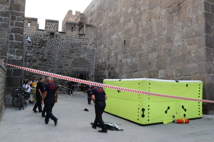 Tarihi Kalede İntihar Girişimini Film Gibi Seyrettiler