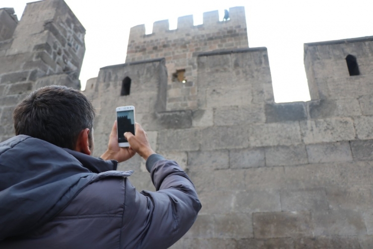 Tarihi Kalede İntihar Girişimini Film Gibi Seyrettiler