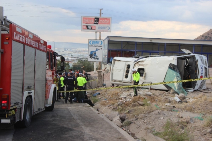 Direksiyon Hakimiyeti Kaybolan İşçi Servisi Takla Attı: 23 Yaralı