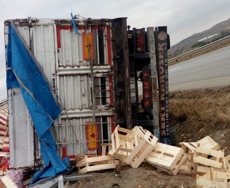 Sebze Yüklü Kamyon Orta Refüje Devrildi