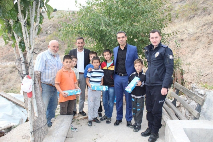 Mahallede Kendileriyle Futbol Oynayan Kaymakam Çiçek’i Ziyaret Ettiler