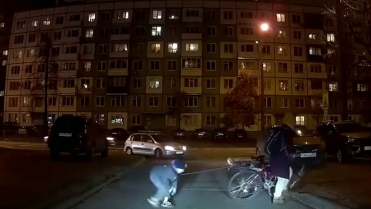 Rusya’da Çocuğunu Bisikletine Bağlayan Anne Tepki Çekti