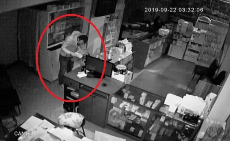 Eczaneden 25 Bin Liralık Hırsızlık Kamerada