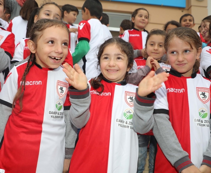 Kırsal Mahalle Öğrencilerine Samsunspor Forması Ve Bilet