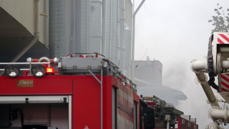 Sancaktepe’de Mobilya Atölyesinde Korkutan Yangın