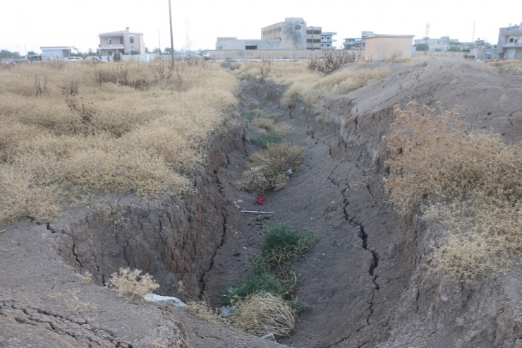 Smo Askerleri Pkk/ypg’ye Ait Tünelleri İmha Ediyor