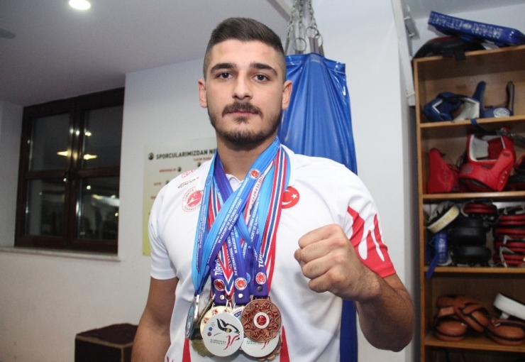 Askerden Geldi, Uluslararası Kick-boks Şampiyonası’nda İki Gümüş Madalya Aldı