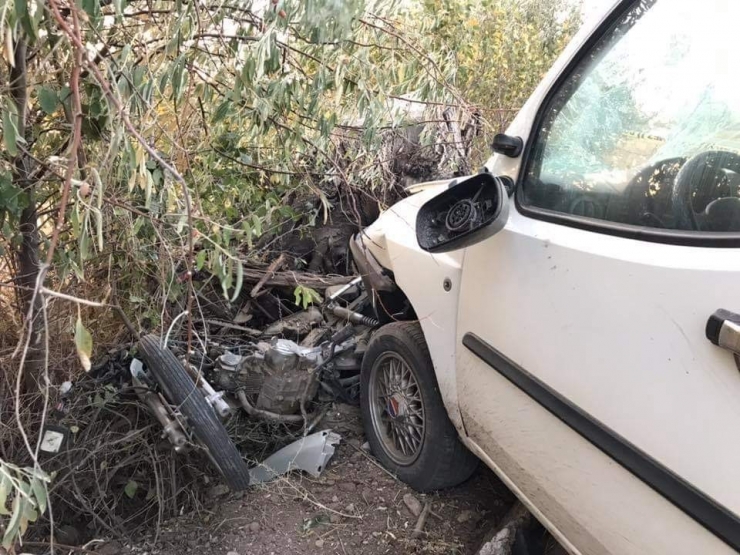 Aksaray’da Hafif Ticari Araçla Çarpışan Motosiklet Sürücüsü Öldü