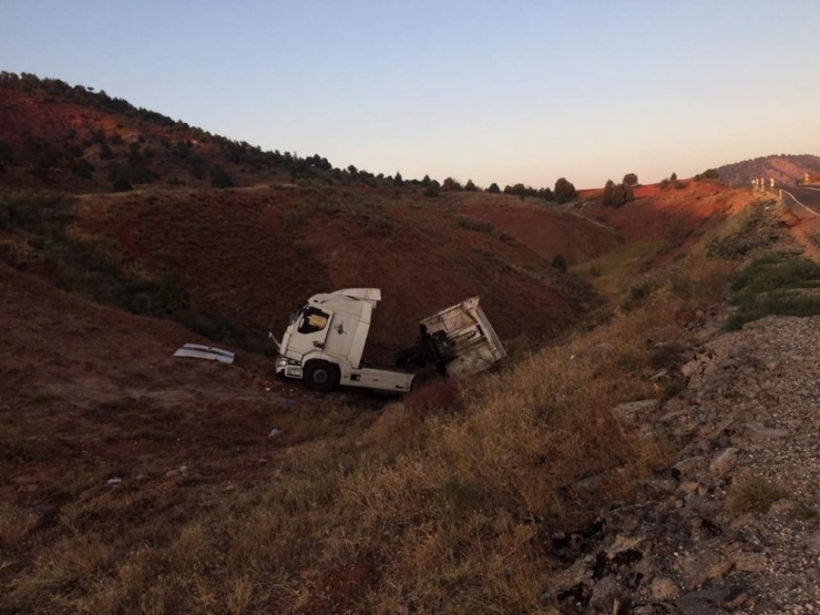 Ankara’da Tır Şarampole Yuvarlandı: 1 Yaralı