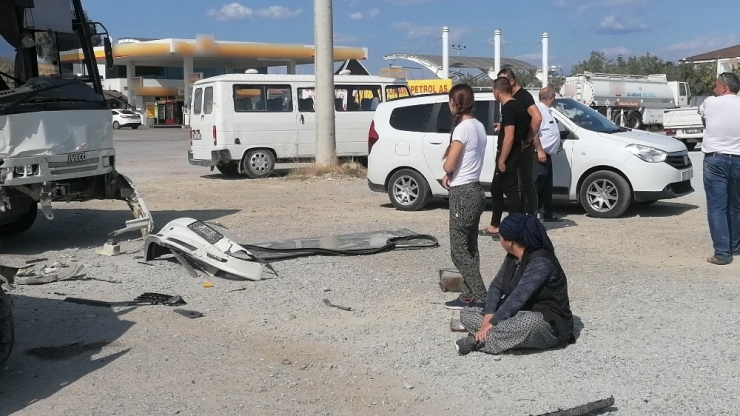Antalya’da Servis Midibüsü İle Minibüs Çarpıştı: 2 Yaralı
