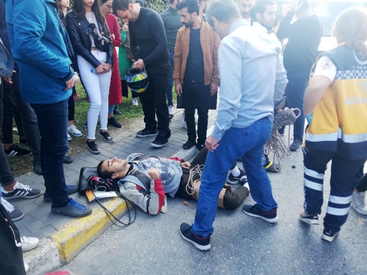 Motosikletli Genç Yaralandı, Olay Yerinden Geçen Doktor Müdahale Etti