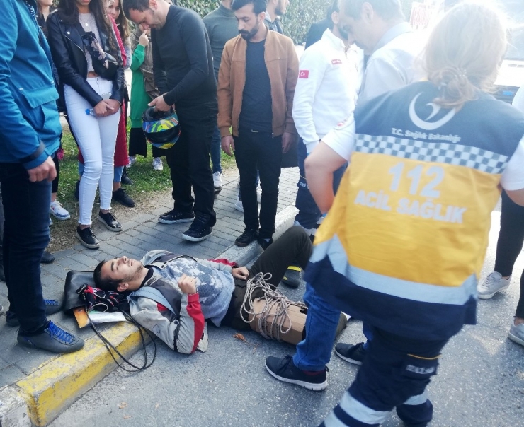 Motosikletli Genç Yaralandı, Olay Yerinden Geçen Doktor Müdahale Etti