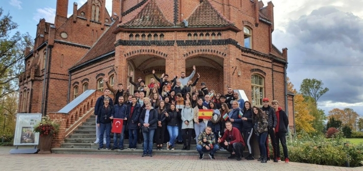 Hem Teknoloji Bağımlılığını Araştırıyorlar Hem De Dünyayı Dolaşıyorlar