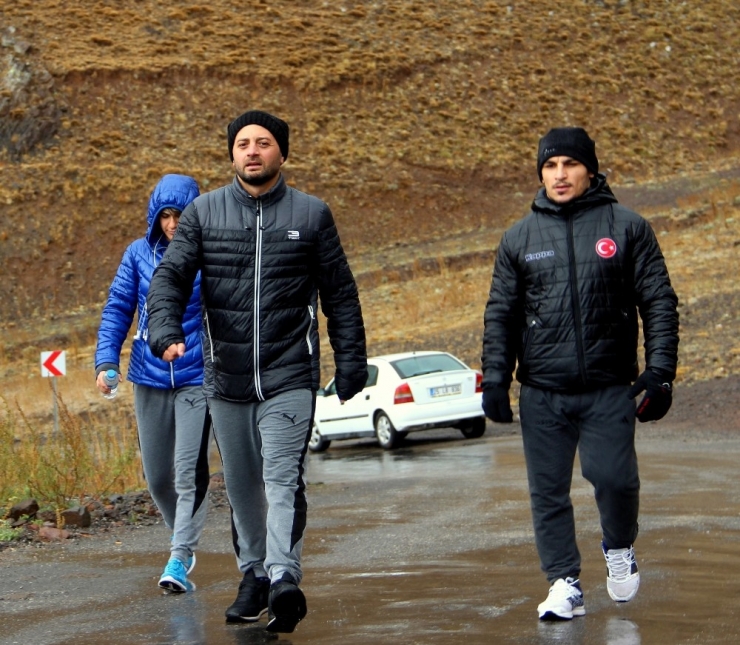 3 Bin 200 Rakımda, Kar Yağışına Aldırmadan Antrenman Yapıyorlar