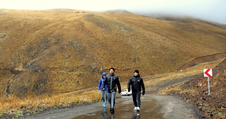 3 Bin 200 Rakımda, Kar Yağışına Aldırmadan Antrenman Yapıyorlar