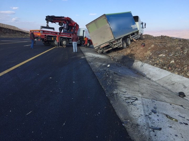 Erzurum’da Otomobil İle Kamyon Çarpıştı: 2 Ölü