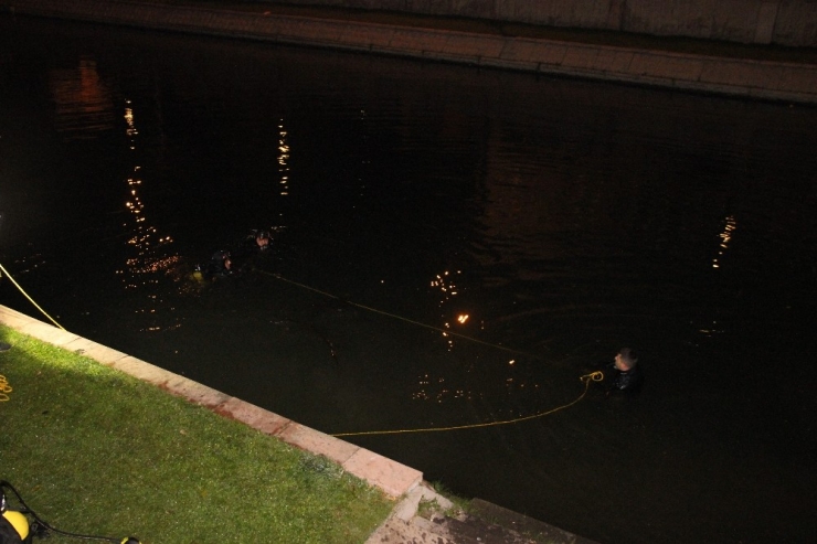 Dengesini Kaybederek Porsuk Çayına Düşen Erkek Şahıs Hayatını Kaybetti