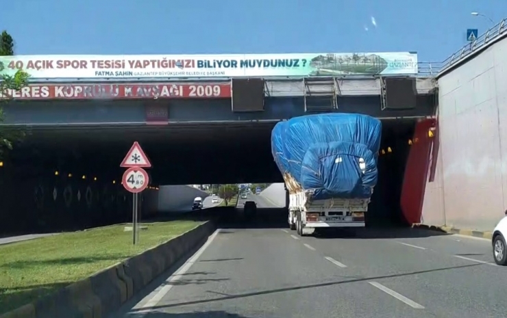 Aşırı Yüklü Kamyon Trafiği Tehlikeye Soktu