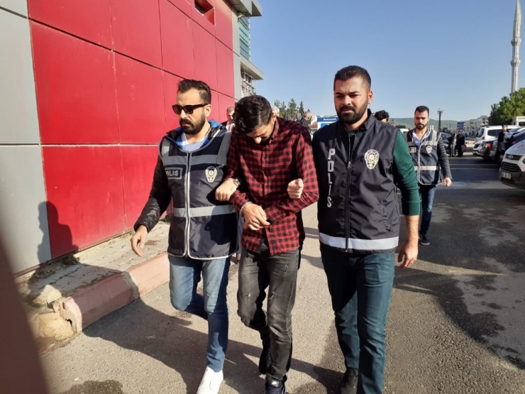 Araçlardaki Yazı Ve Aksesuarlar Kapkaç Şüphelilerini Yakalattı