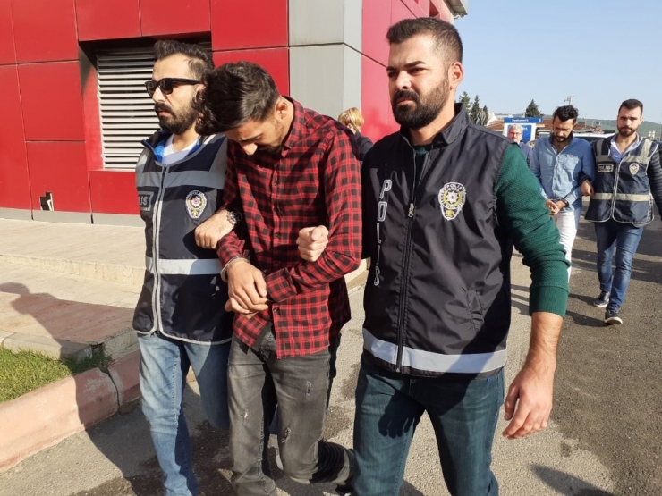 Araçlardaki Yazı Ve Aksesuarlar Kapkaç Şüphelilerini Yakalattı