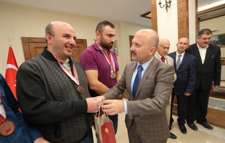 Vali Varol, Başarılı Görme Engelli Sporcuları Kutladı