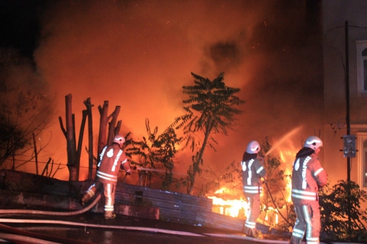Sarıyer’de Hurdalık Ve Kağıt Deposu Olarak Kullanılan Yerde Çıkan Yangın Eve Sıçradı