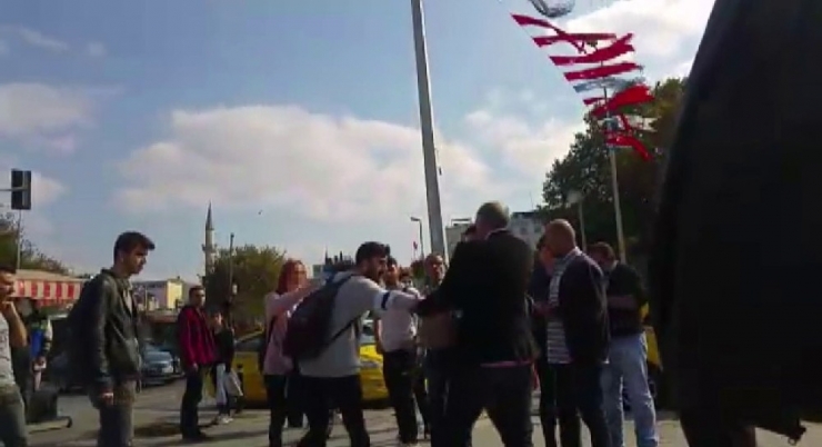 Evden Kaçan Kızını Eve Götürmek İsteyen Adama İlk Önce Kızının Sonra Vatandaşların Saldırdığı Anlar Kamerada