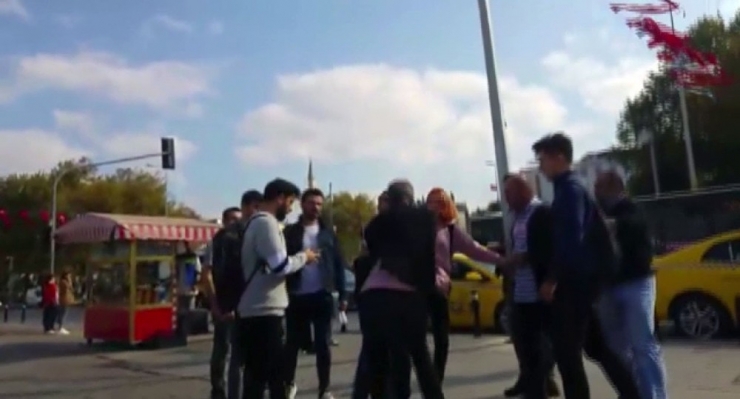 Evden Kaçan Kızını Eve Götürmek İsteyen Adama İlk Önce Kızının Sonra Vatandaşların Saldırdığı Anlar Kamerada