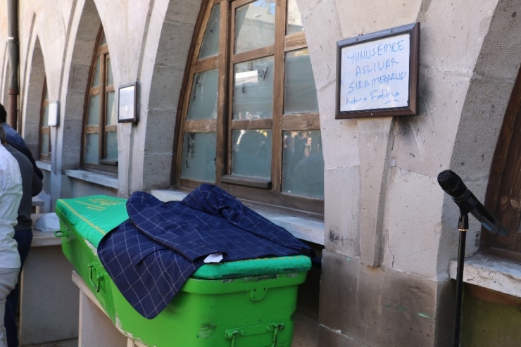 Kalbinden Bıçaklanan Lise Öğrencisi Son Yolculuğuna Uğurlandı