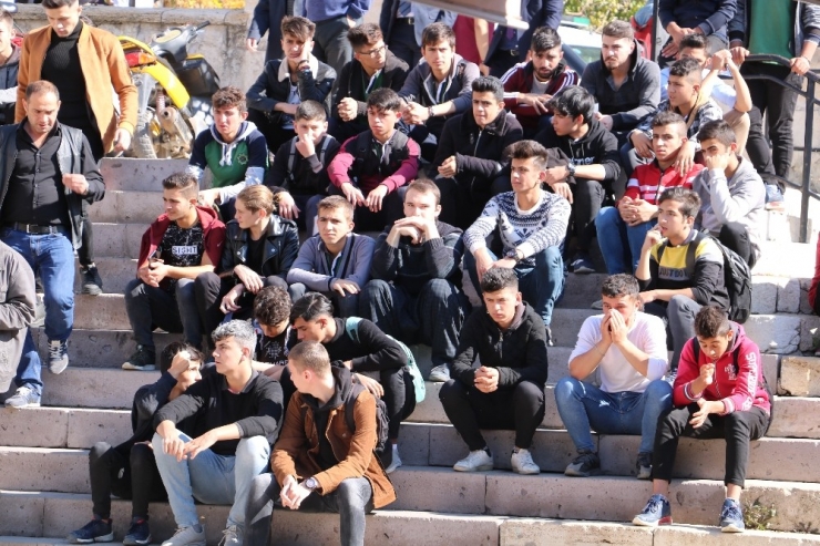 Kalbinden Bıçaklanan Lise Öğrencisi Son Yolculuğuna Uğurlandı