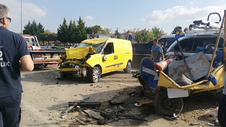 Yolda Aydınlatma Bakımı Yapan İşçilerin Aracına Ekmek Aracı Çarptı: 6 Yaralı