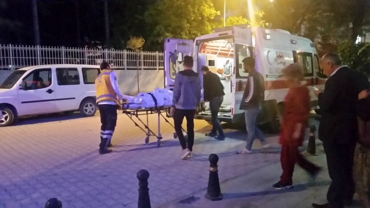 Askıda Kalan Traktörün Dönen Tekerine Takılan Sürücü Yaralandı