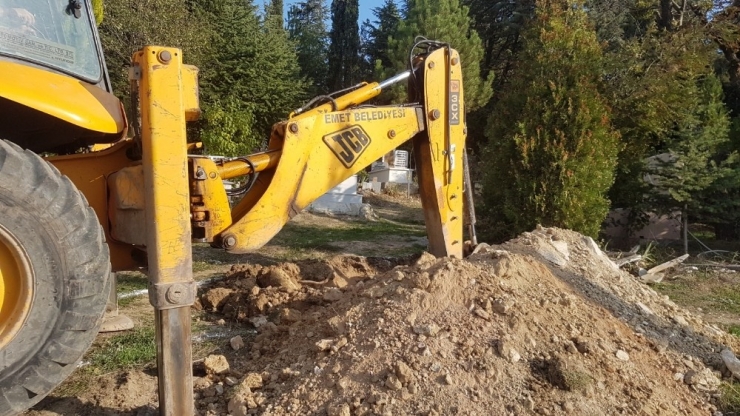 Köy Mezarlığındaki Kabirler Dualarla Taşınıyor