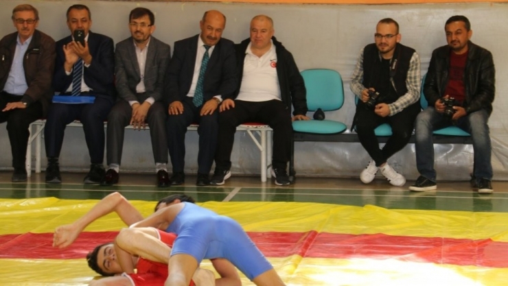 Kütahya’da Anadolu İmam Hatip Lisesi Öğrencileri Arası Güreş Müsabakaları Başladı
